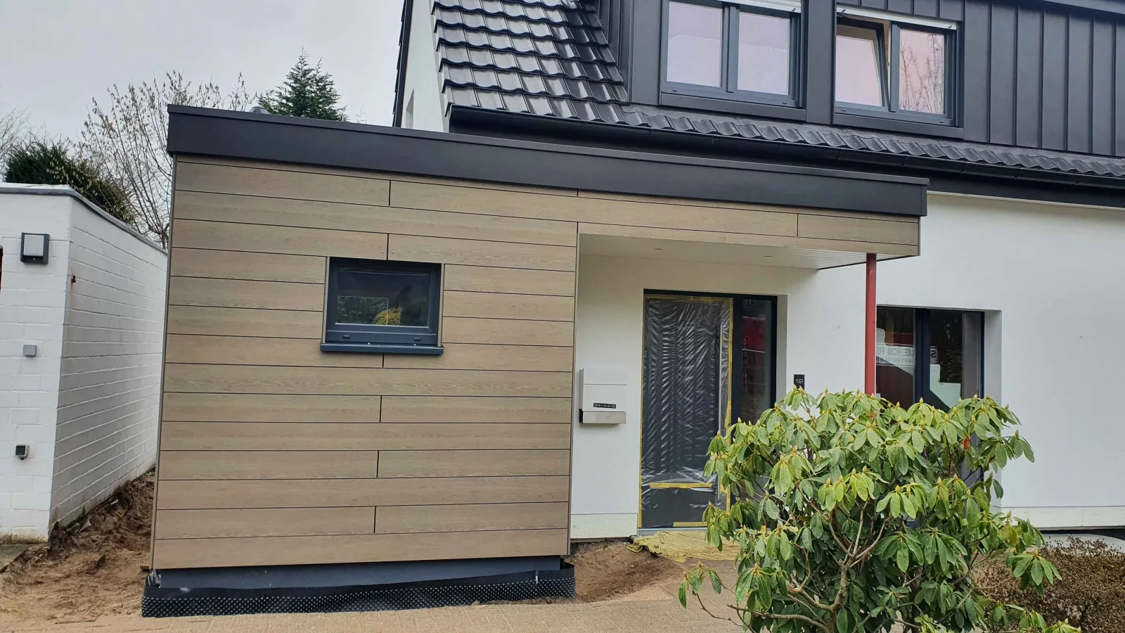 Anbau mit Holzfassade an einem Wohnhaus