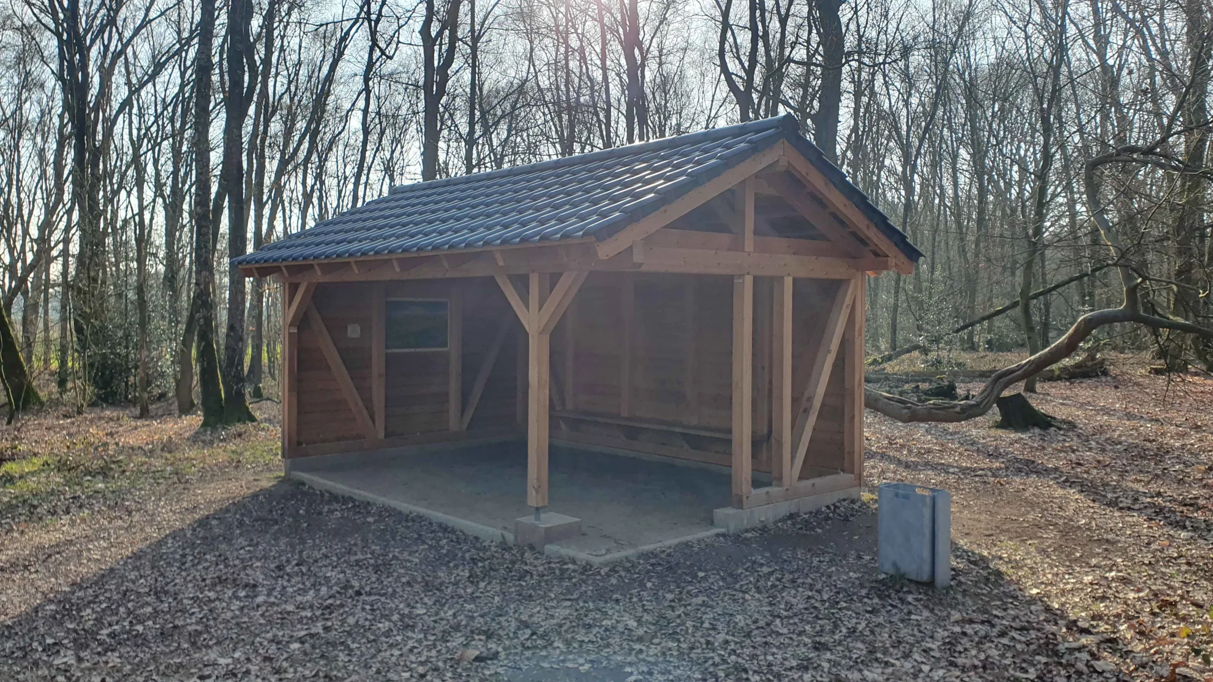Schutzhütte aus Holz mit Satteldach im Wald