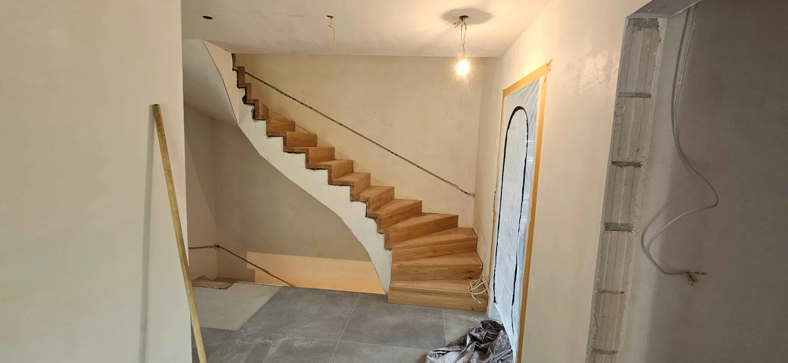 Holztreppe im Innenausbau eines Neubaus
