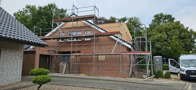Projektfoto Fassade aus Holz und Platten (4)