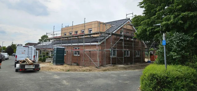 Projektfoto Fassade aus Holz und Platten (5)