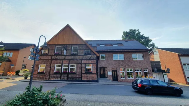 Projektfoto Fassade aus Holz und Platten (6)