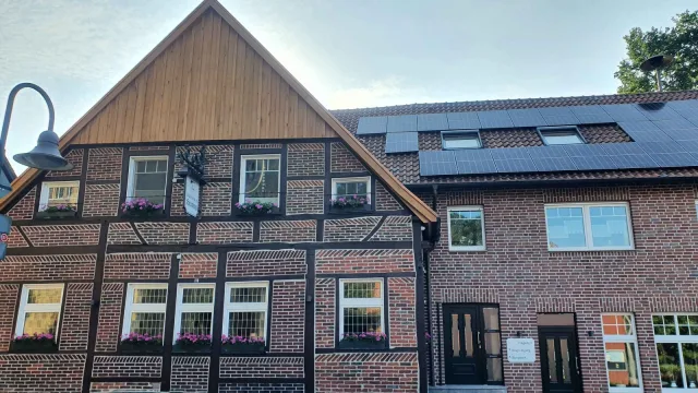 Projektfoto Fassade aus Holz und Platten (7)