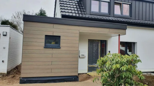 Projektfoto Fassade aus Holz und Platten (11)