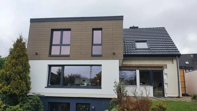 Projektfoto Fassade aus Holz und Platten (13)