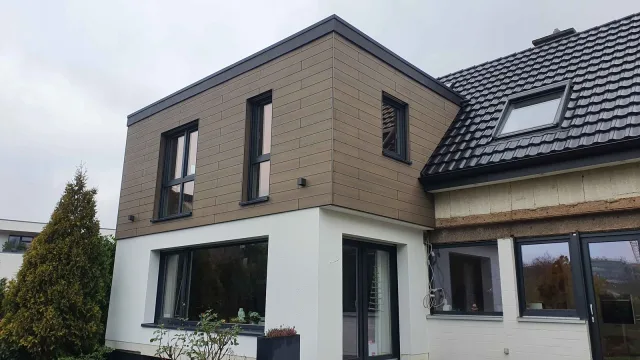 Projektfoto Fassade aus Holz und Platten (14)