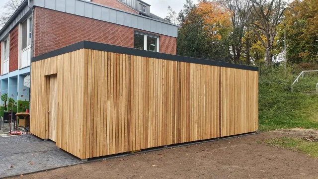 Projektfoto Fassade aus Holz und Platten (15)