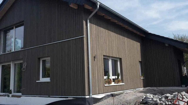 Projektfoto Fassade aus Holz und Platten (17)