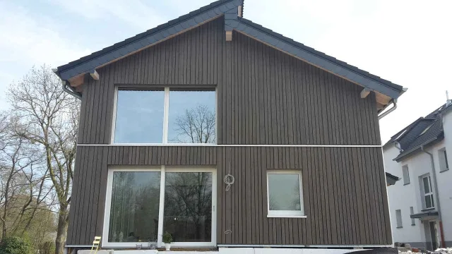 Projektfoto Fassade aus Holz und Platten (18)