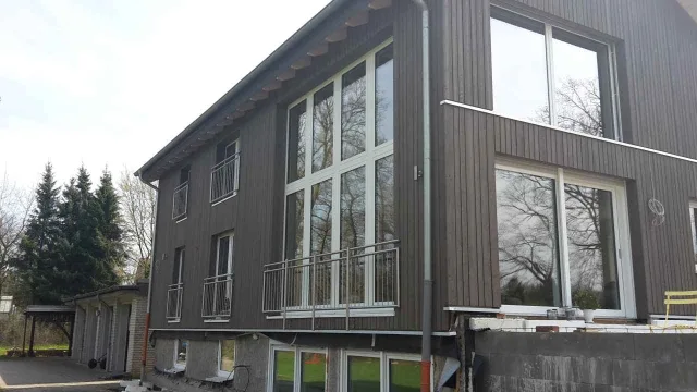 Projektfoto Fassade aus Holz und Platten (20)