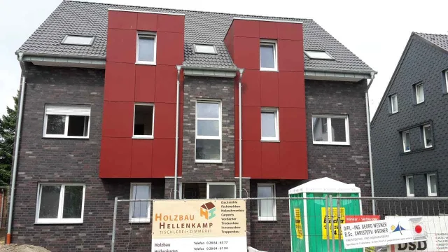 Projektfoto Fassade aus Holz und Platten (21)