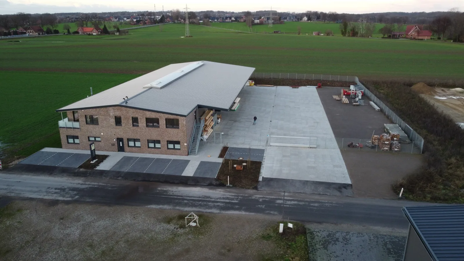 Luftbild des Firmengebäudes von Holzbau Hellenkamp in Reken